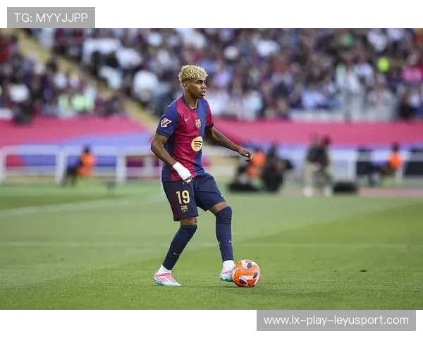 巴萨训练中亚马尔小角度抽射得手